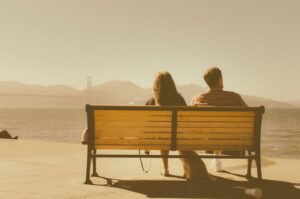 a fórmula dos relacionamentos felizes - casal sentado em um banco
